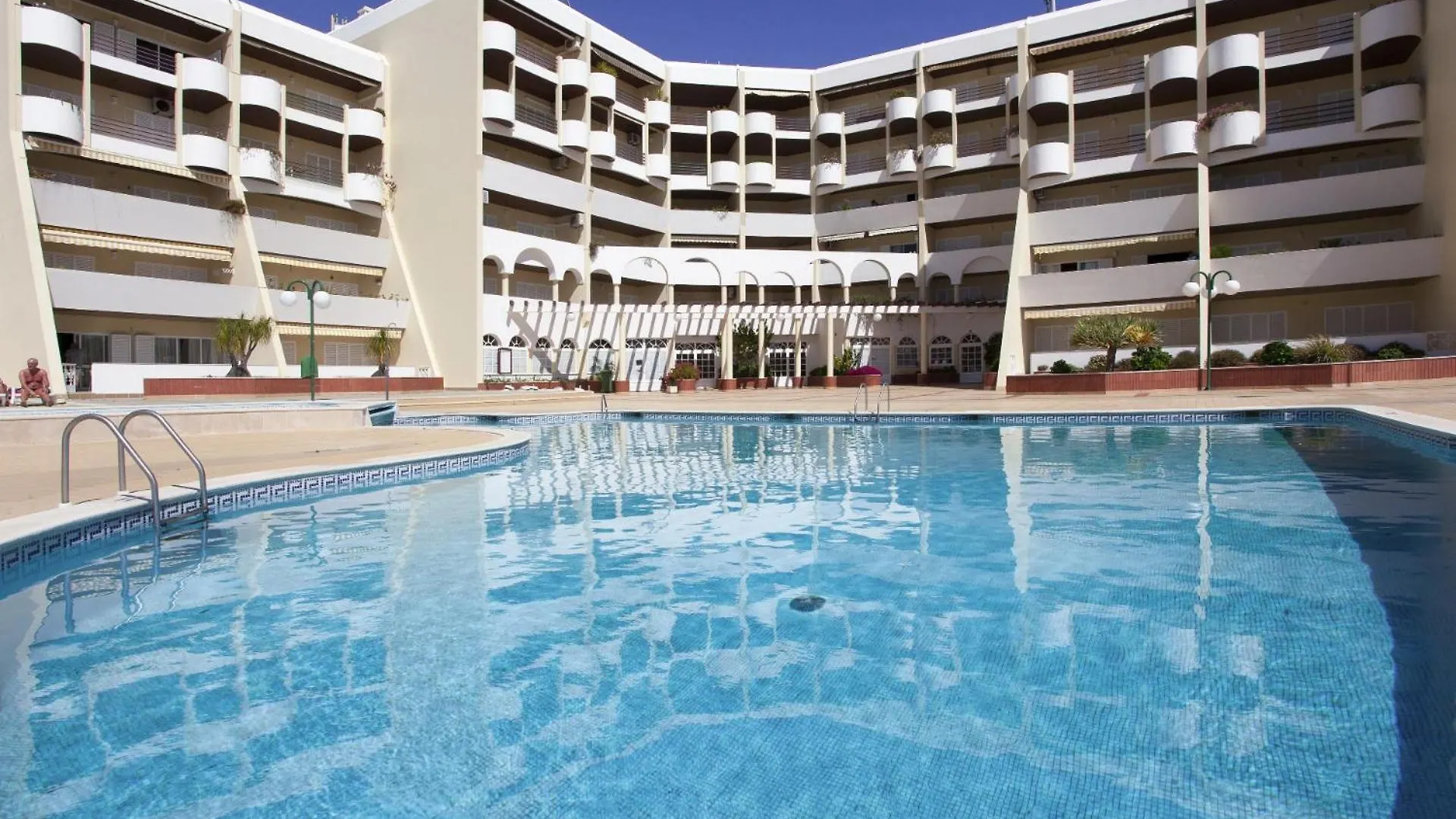 Ramos Palmeira Gale: Beachside Condo with Pool and Smart Amenities Albufeira Portugal